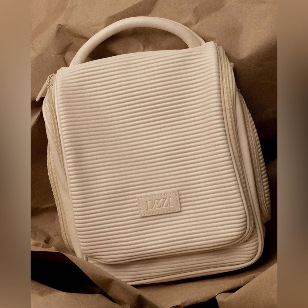 NWT Dezi Hanging Travel Bag